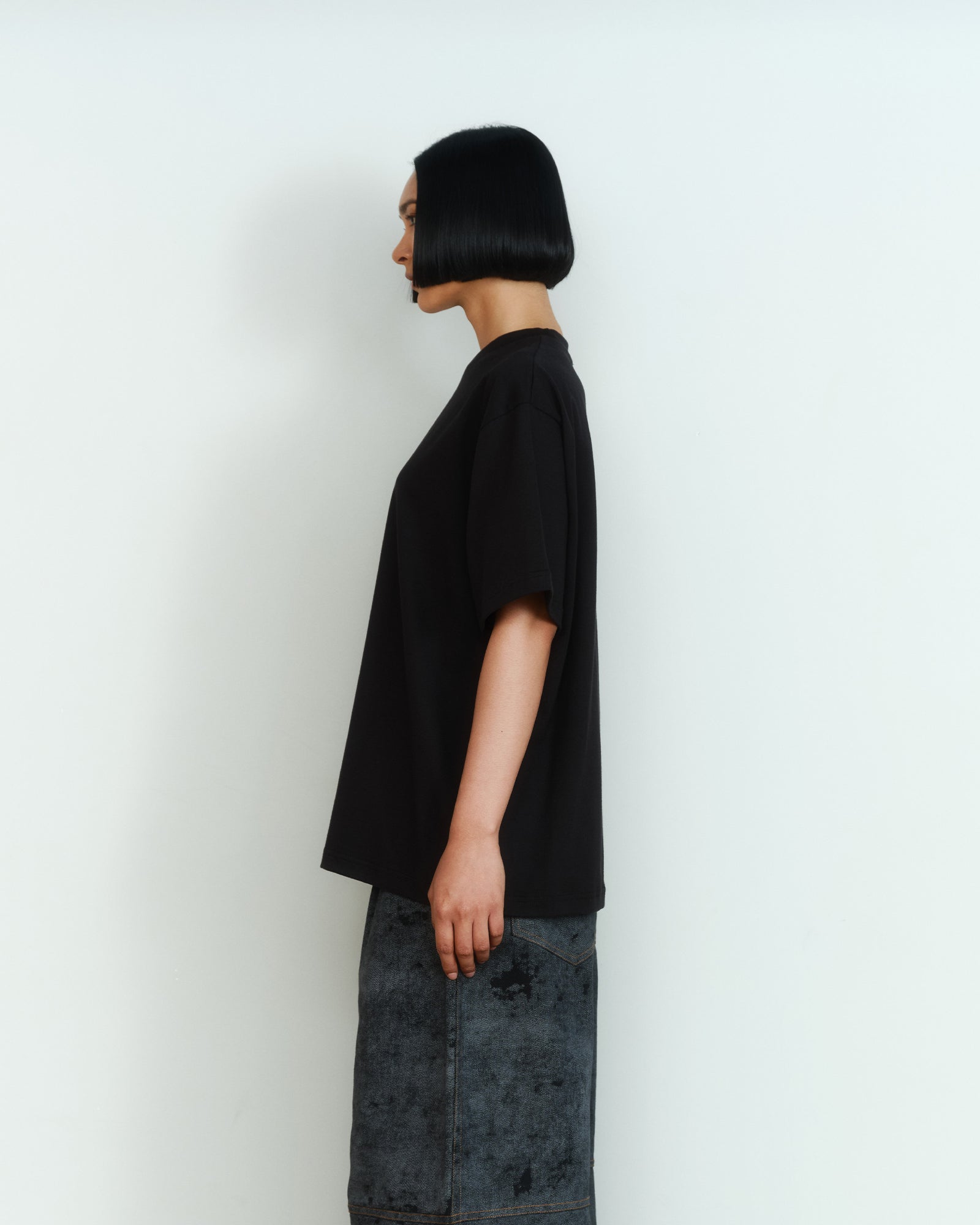 BLACK CREW NECK TEE