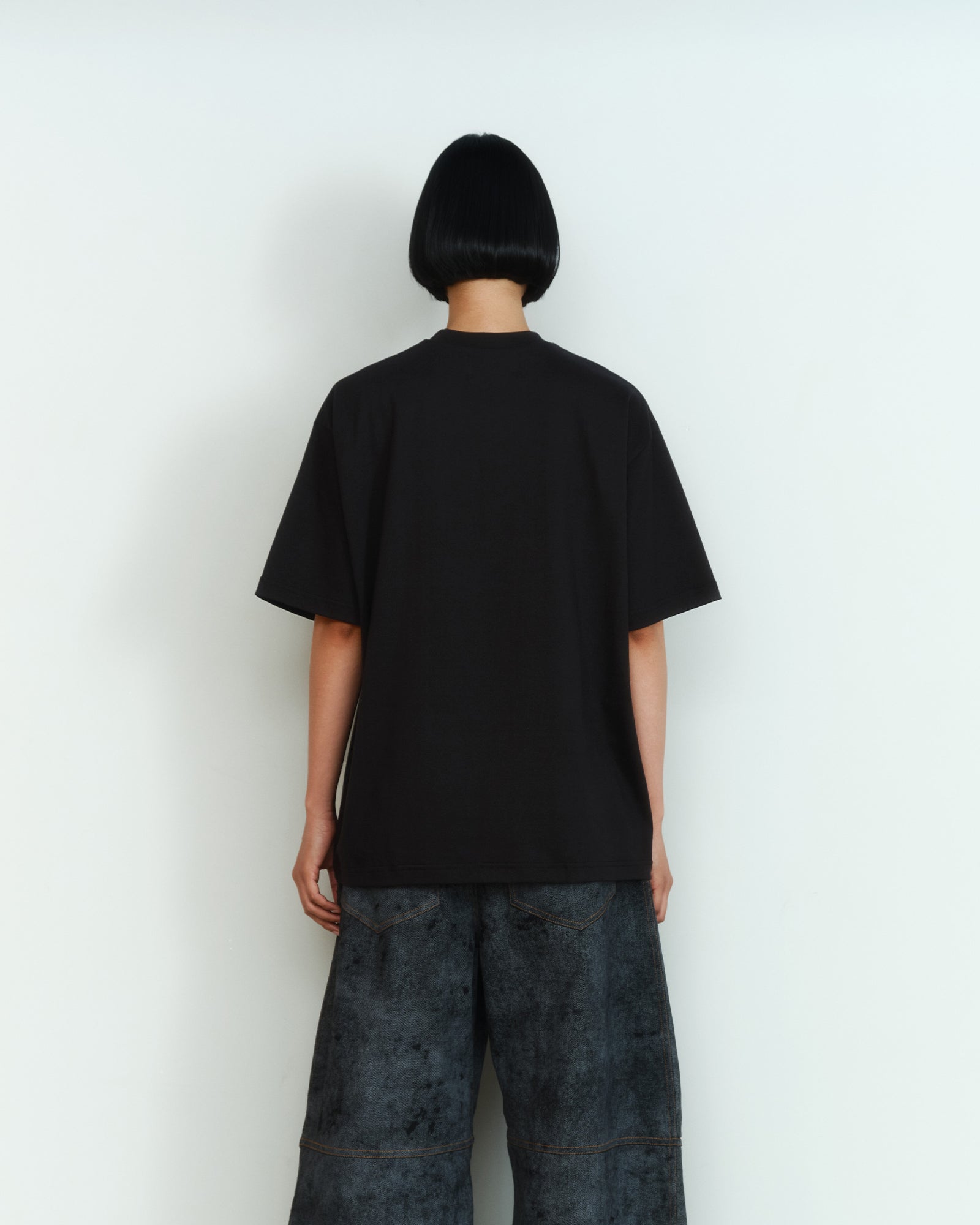 BLACK CREW NECK TEE