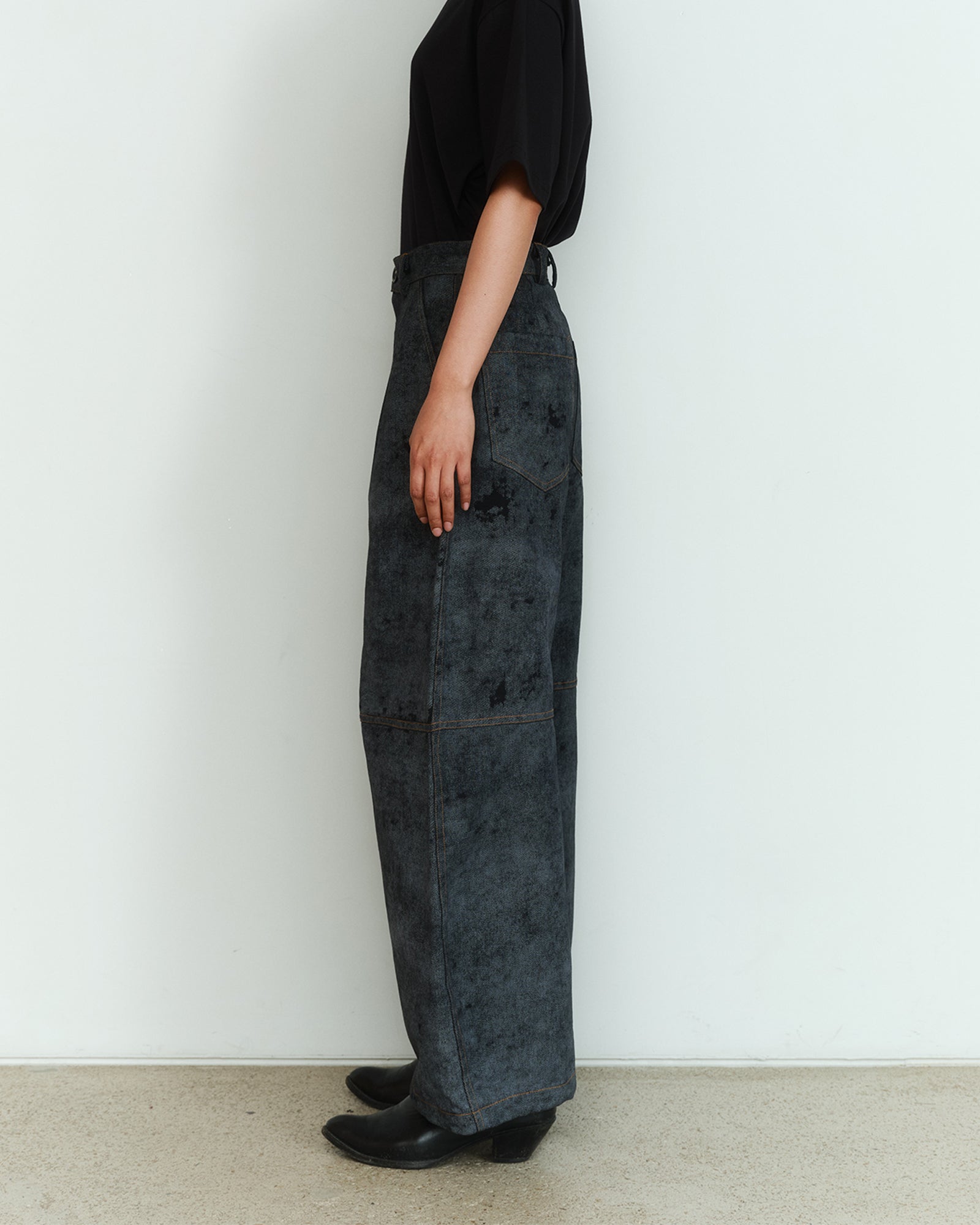 PAINTED DENIM CURVED PANTS