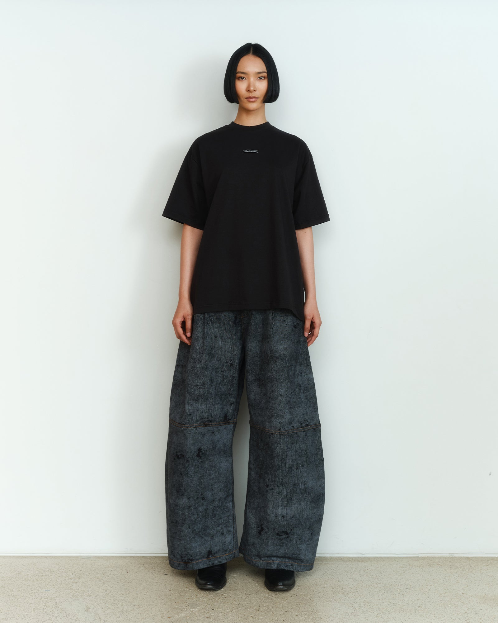BLACK CREW NECK TEE