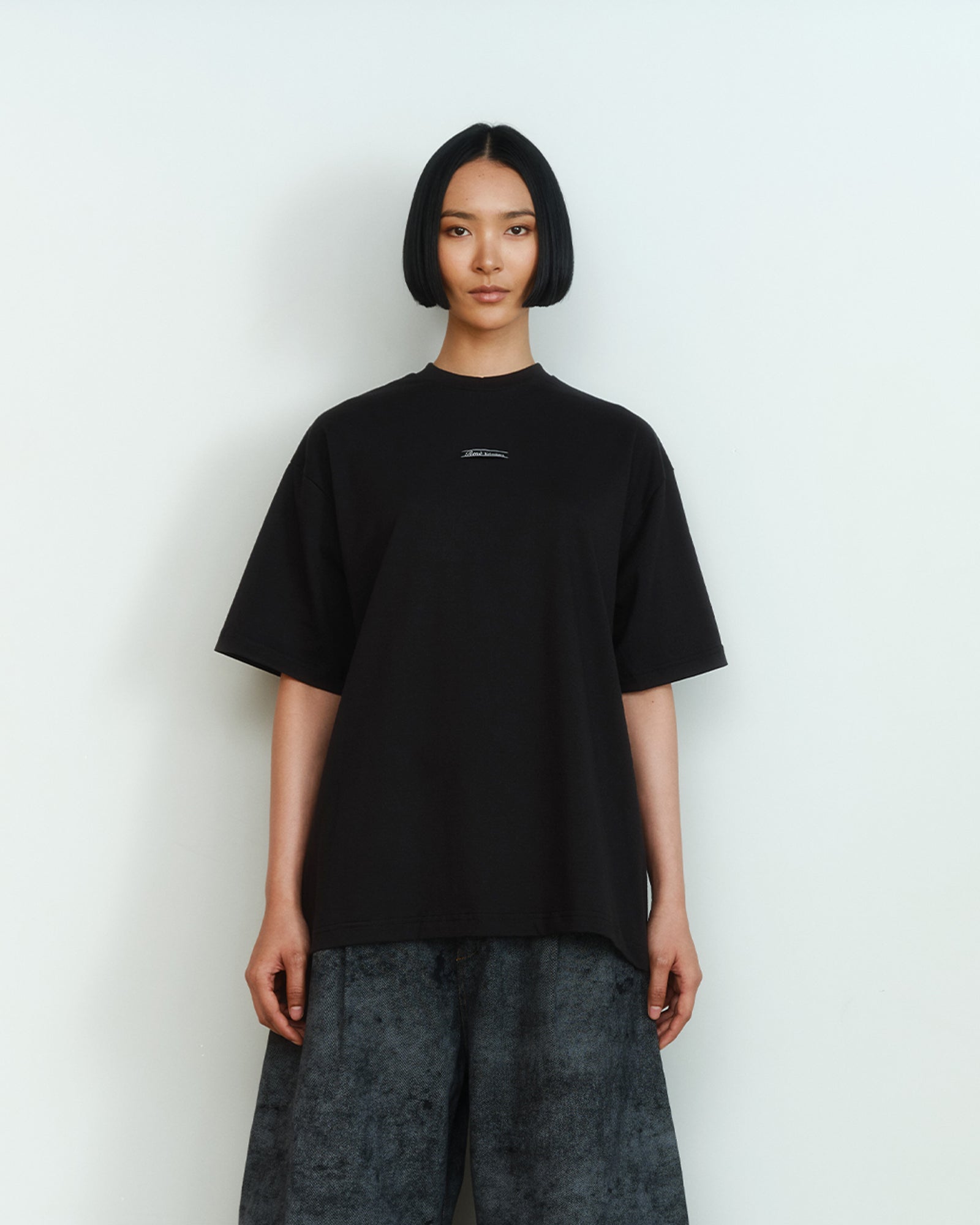 BLACK CREW NECK TEE