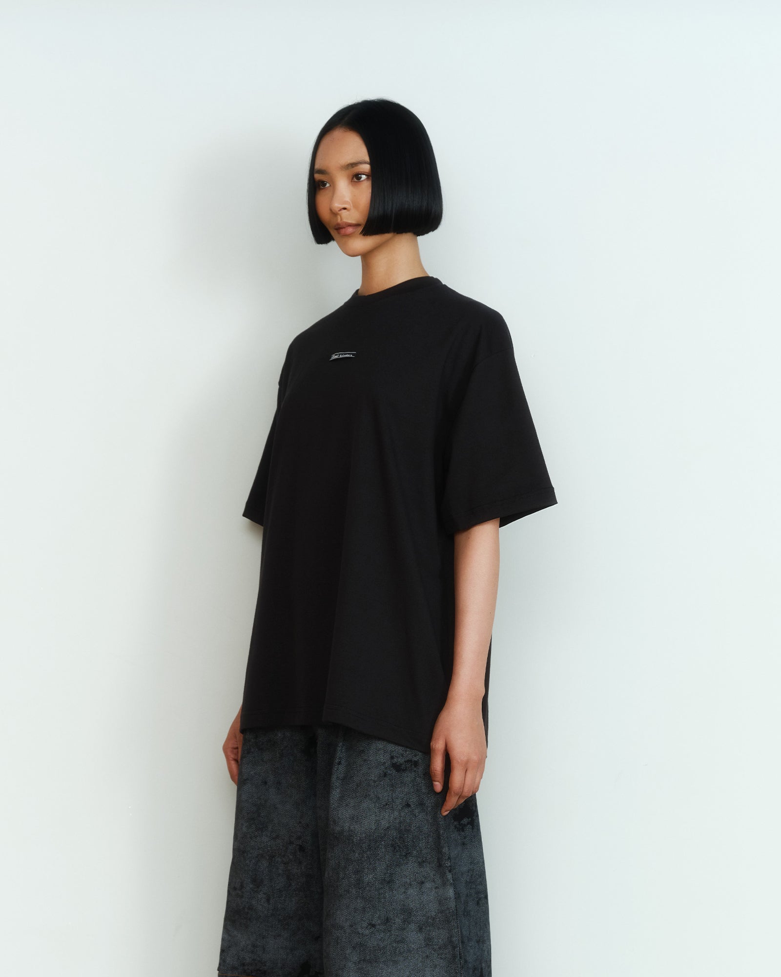 BLACK CREW NECK TEE